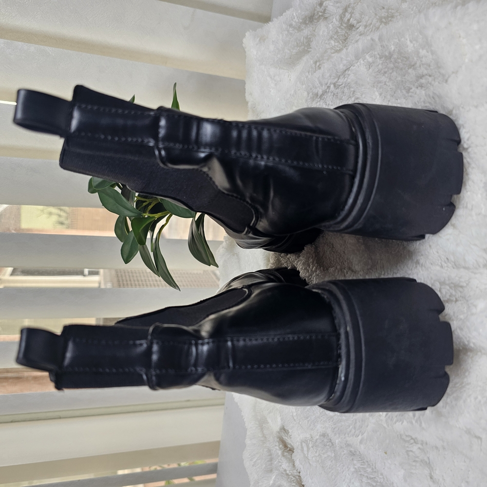 ASOS DESIGN Wide Fit Adjust chunky chelsea‎ boots in black - Picture 8 of 13